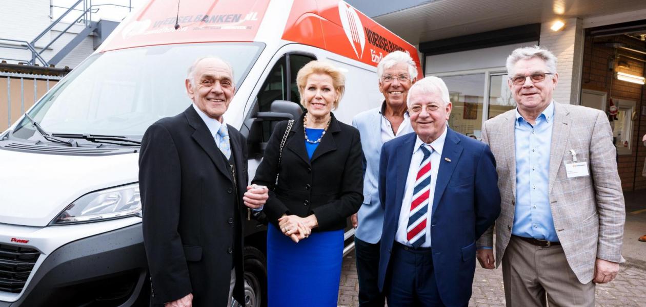 VDL Foundation schenkt Voedselbank Eindhoven nieuwe koelbus