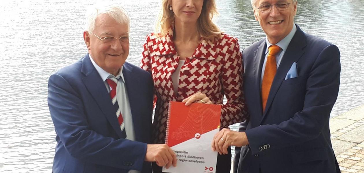 Wim van der Leegte overhandigt regio-enveloppe aan staatssecretaris Mona Keijzer